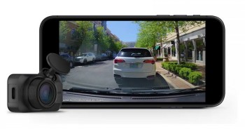 Garmin Dash Cam Mini 3 - compact camera for the dashboard Garmin Dash Cam Mini 3 dashboard camera and view of parking area on car monitor.