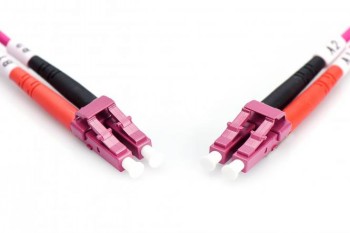 DIGITUS LC-LC duplex fiber optic cable 1 m, pink Pink LC-LC duplex fiber optic cable with white connectors and black and orange protective sleeves. Close-up view...