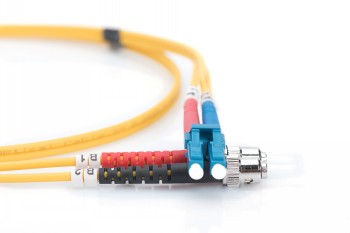 Digitus FO fiber optic cable LC-ST, 2 m, yellow Yellow duplex fiber optic cable with LC-ST connectors, close-up of the connectors on a white background.